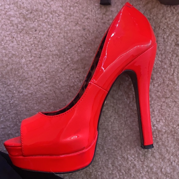 Betsey Johnson hot pink heels - Picture 2 of 4